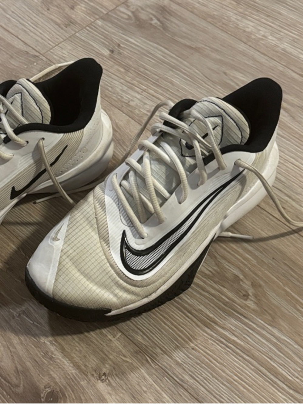 Nike Men’s Basketball Shoes White and Black Size 7